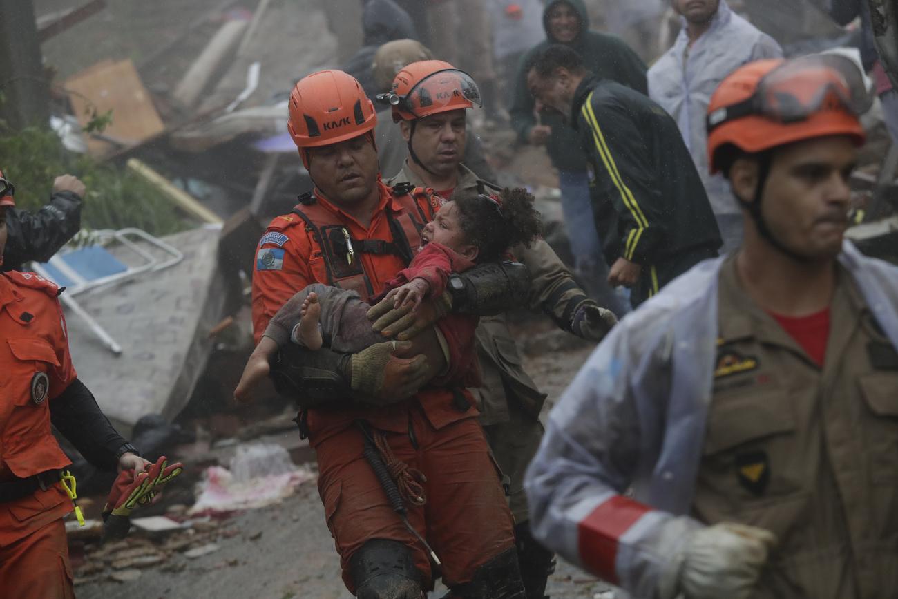Une fillette a été secourue après avoir passé 16 heures sous les décombres dans une petite ville au Brésil, touchée par une violente tempête. [KEYSTONE - BRUNA PRADO]