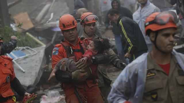 Une fillette a été secourue après avoir passé 16 heures sous les décombres dans une petite ville au Brésil, touchée par une violente tempête. [KEYSTONE - BRUNA PRADO]