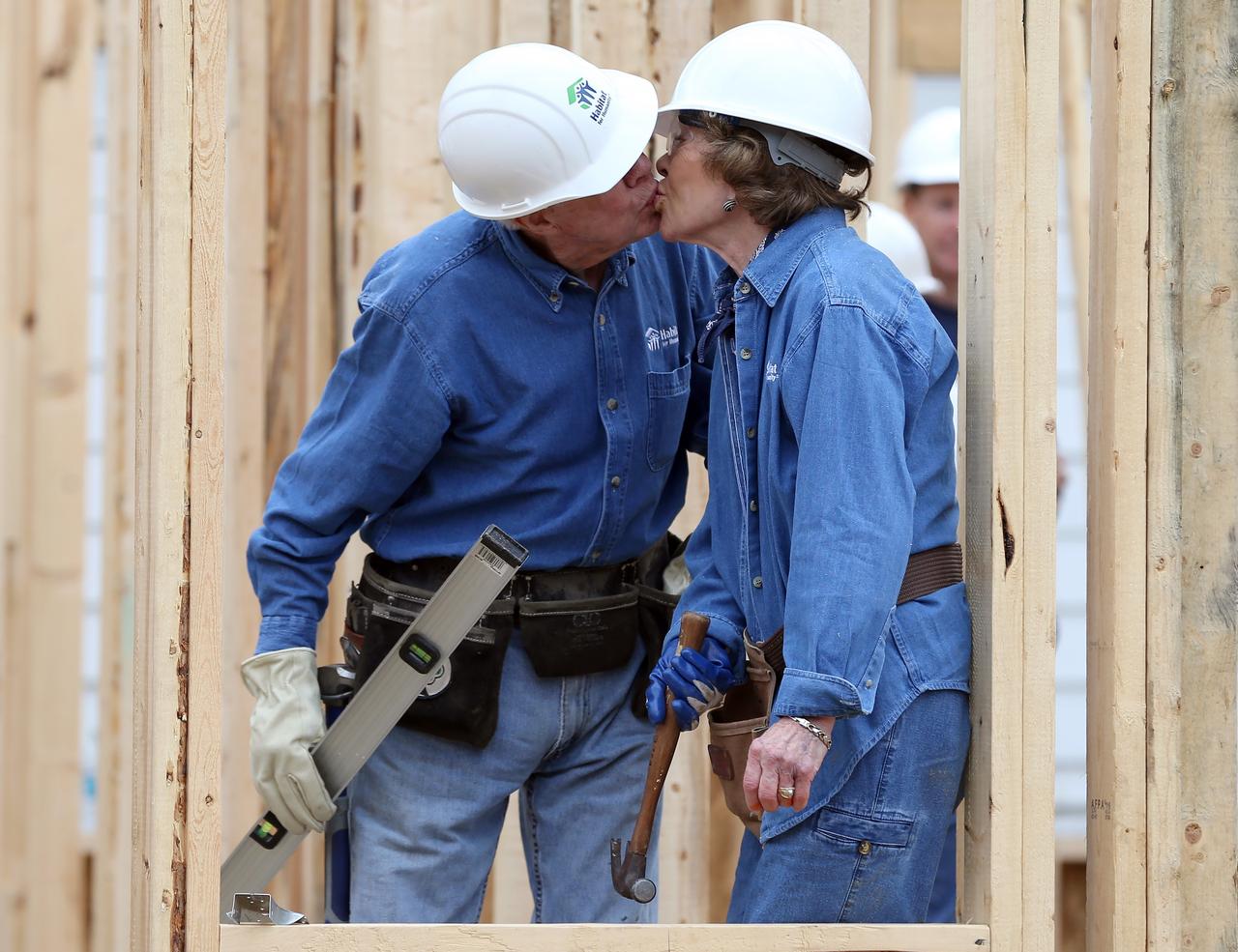 Inséparable, le couple Carter - ici sur un chantier caritatif en 2015 - est marié depuis le 07 juillet 1946. Née en 1927, Rosalynn Carter s'est beaucoup engagée en faveur des enfants atteints de handicaps. [KEYSTONE - BEN GRAY]