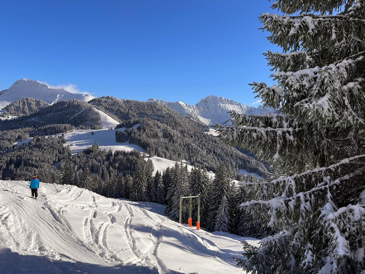 Les conditions étaient parfaites pour skier dans les Préalpes fribourgeoises, comme ici sur le domaine des Paccots. [Vos Infos - Janie Ansermot]