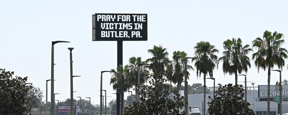 Un panneau de prière en soutien aux victimes de l'attaque pendant la campagne de Donald Trump. [Keystone/AP Photo - Phelan M. Ebenhack]