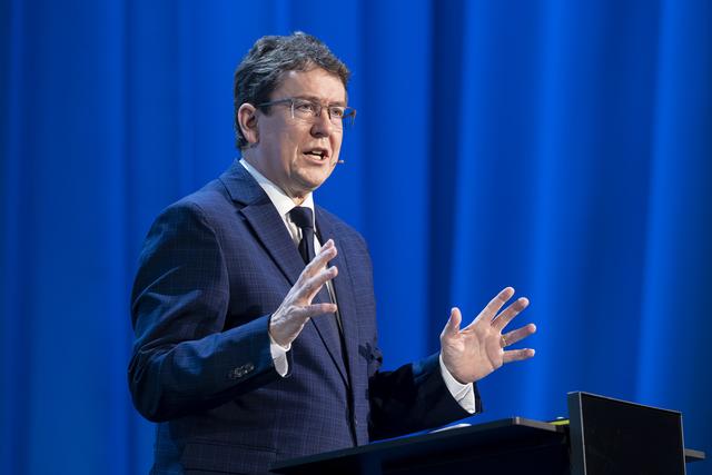 Le conseiller fédéral Albert Roesti s'exprime lors du Congrès de l'électricité de l'Association des entreprises électriques suisses (AES), le jeudi 18 janvier 2024 à Berne. [Keystone - Anthony Anex]