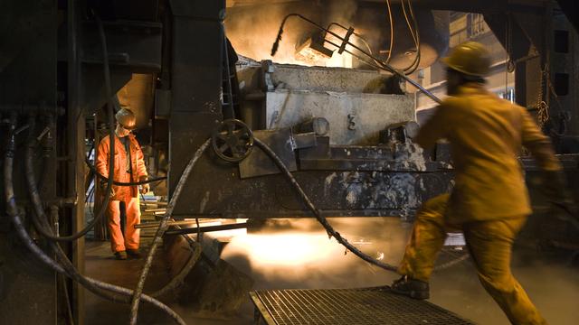 Des employés de Stahl Gerlafingen AG chauffent de la ferraille dans un four de fusion de l'atelier de production de l'entreprise à Gerlafingen (SO) en 2008. [KEYSTONE - Gaetan Bally]