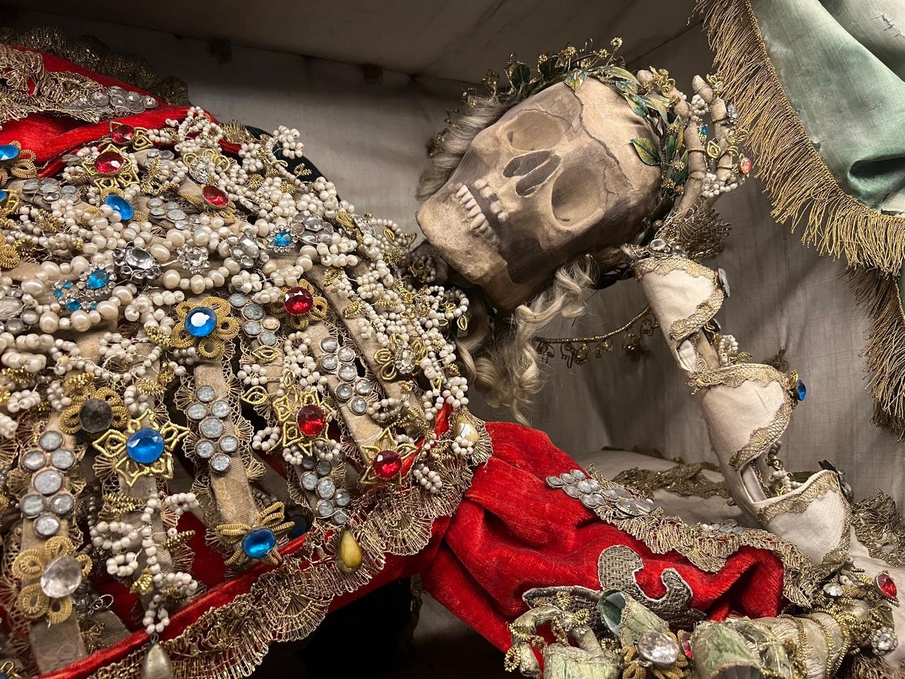 Gisant de Saint Modeste de Marc Moret présenté dans l'exposition du Musée gruérien à Bulle, XVIIe siècle, chapelle de Russy ( FR). [Lucienne Peiry]