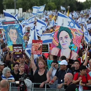 Les familles des otages israéliens ainsi que des supporters manifestent à Jérusalem. [Keystone - Abir Sultan/EPA]