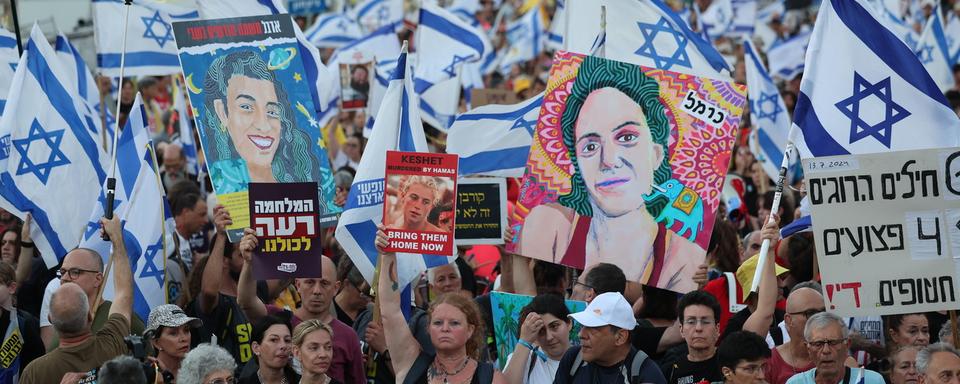 Les familles des otages israéliens ainsi que des supporters manifestent à Jérusalem. [Keystone - Abir Sultan/EPA]