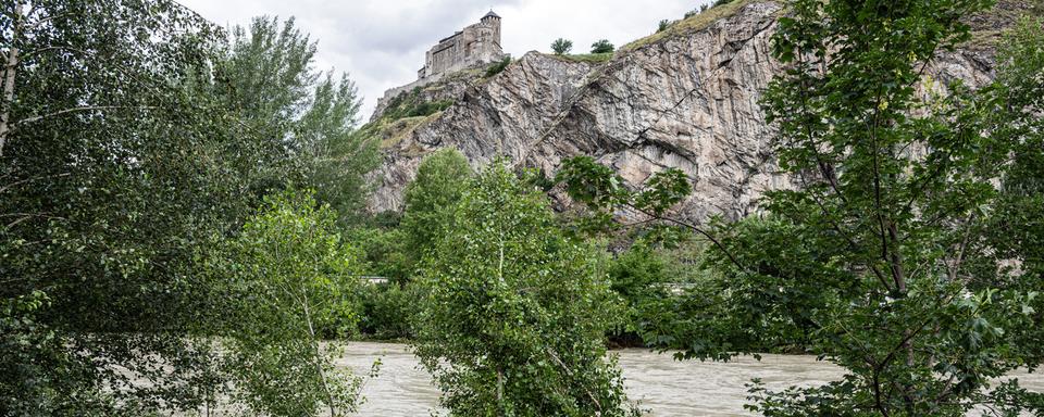 La rivière Rhône derrière de la végétation à Sion, Valais. [Keystone - Olivier Maire]