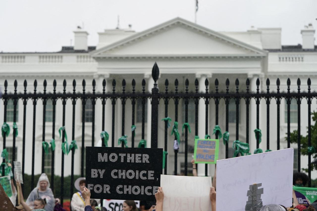 Des femmes manifestent devant la Maison Blanche contre la décision de la Cour suprême d'annuler l'arrêt historique sur l'avortement Roe v. Wade, le 9 juillet 2022. [REUTERS - Joshua Roberts]