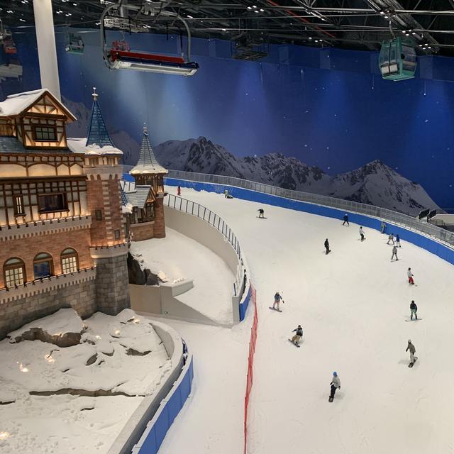 Le L*SNOW Indoor Skiing Theme Resort, plus vaste halle de ski au monde, a été inauguré à Shanghai. [RTS - Michael Peuker]