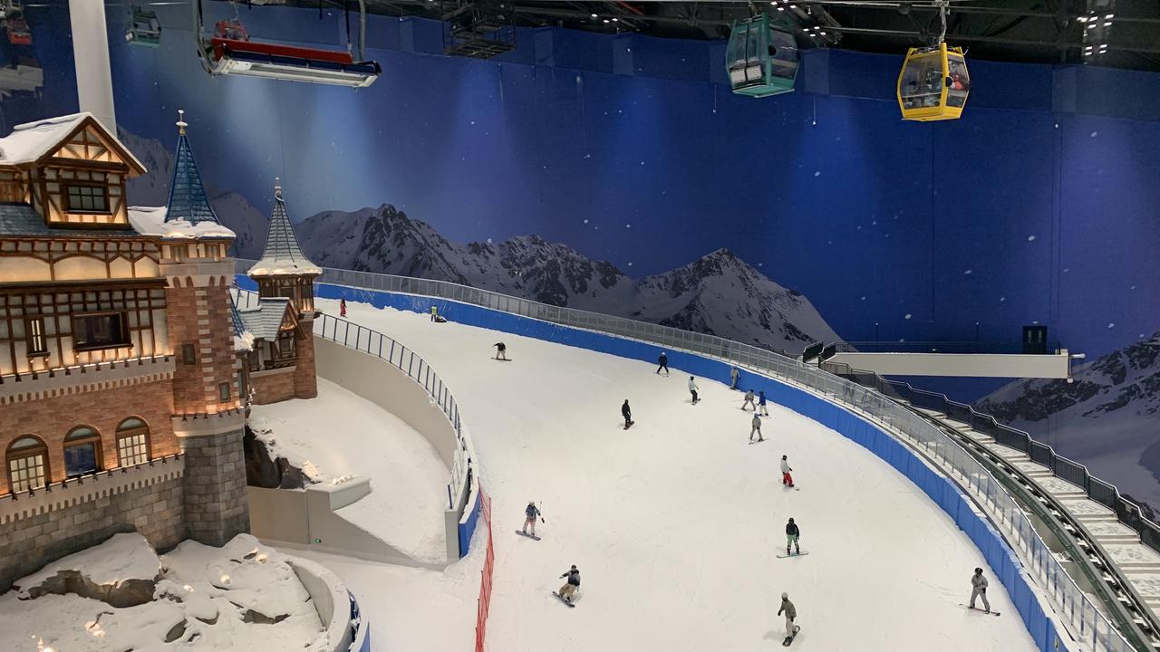 Le L*SNOW Indoor Skiing Theme Resort, plus vaste halle de ski au monde, a été inauguré à Shanghai. [RTS - Michael Peuker]