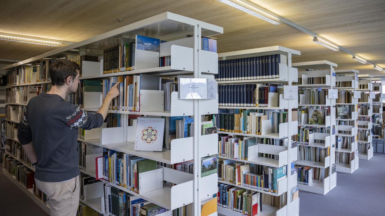 Les bibliothèques publiques de Suisse ont attiré beaucoup de monde en 2023 (image d'illustration). [Keystone - Urs Flueeler]