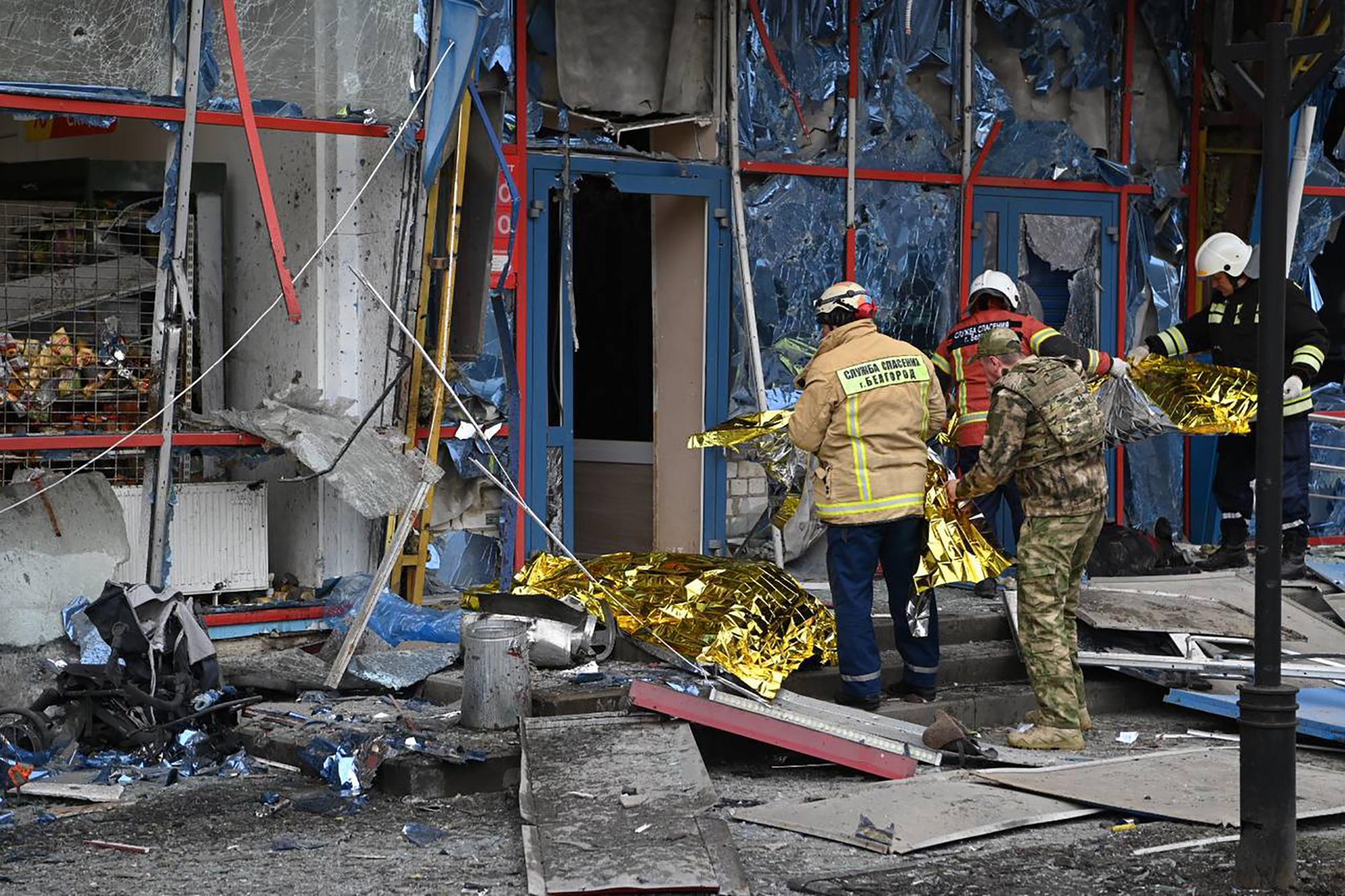 Aux moins cinq personnes ont été tuées dans le bombardement d'un centre commercial à Belgorod. [AFP via Telegram - @vvgladkov]