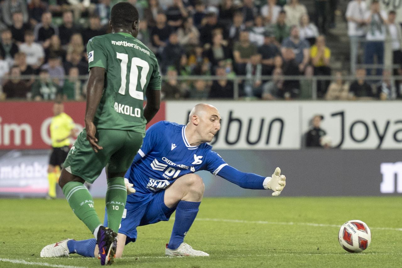 Paul Bernardoni (droite) est impuissant face à Chadrac Akolo et Saint-Gall. [freshfocus - Claudio Thoma]