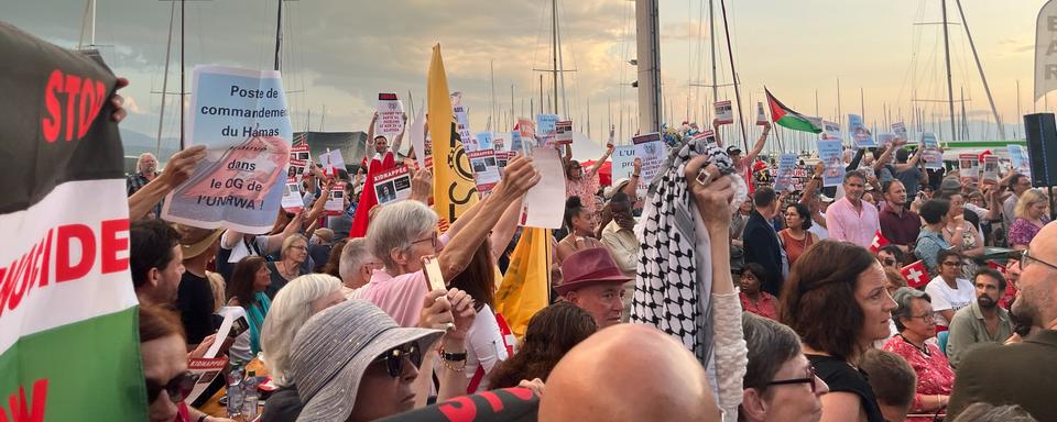 La foule lors du discours de Philippe Lazzarini à Ouchy. [RTS - Céline Tzaud]