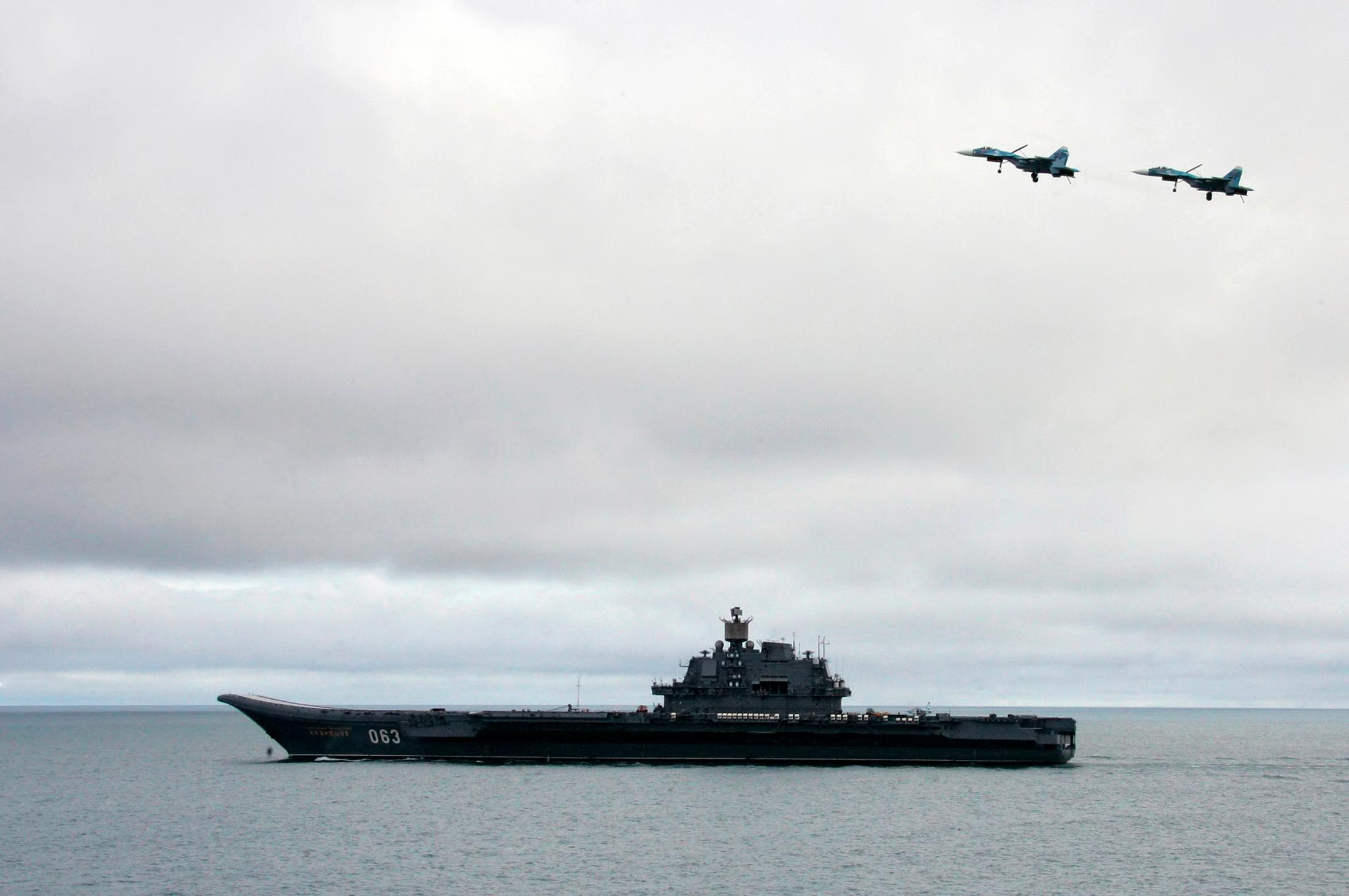 Des avions de combat survolent le porte-avions russe "Amiral Kuznetsov" lors d'exercices militaires dans la mer de Barents, le 17 août 2005. [REUTERS - Reuters Photographer]