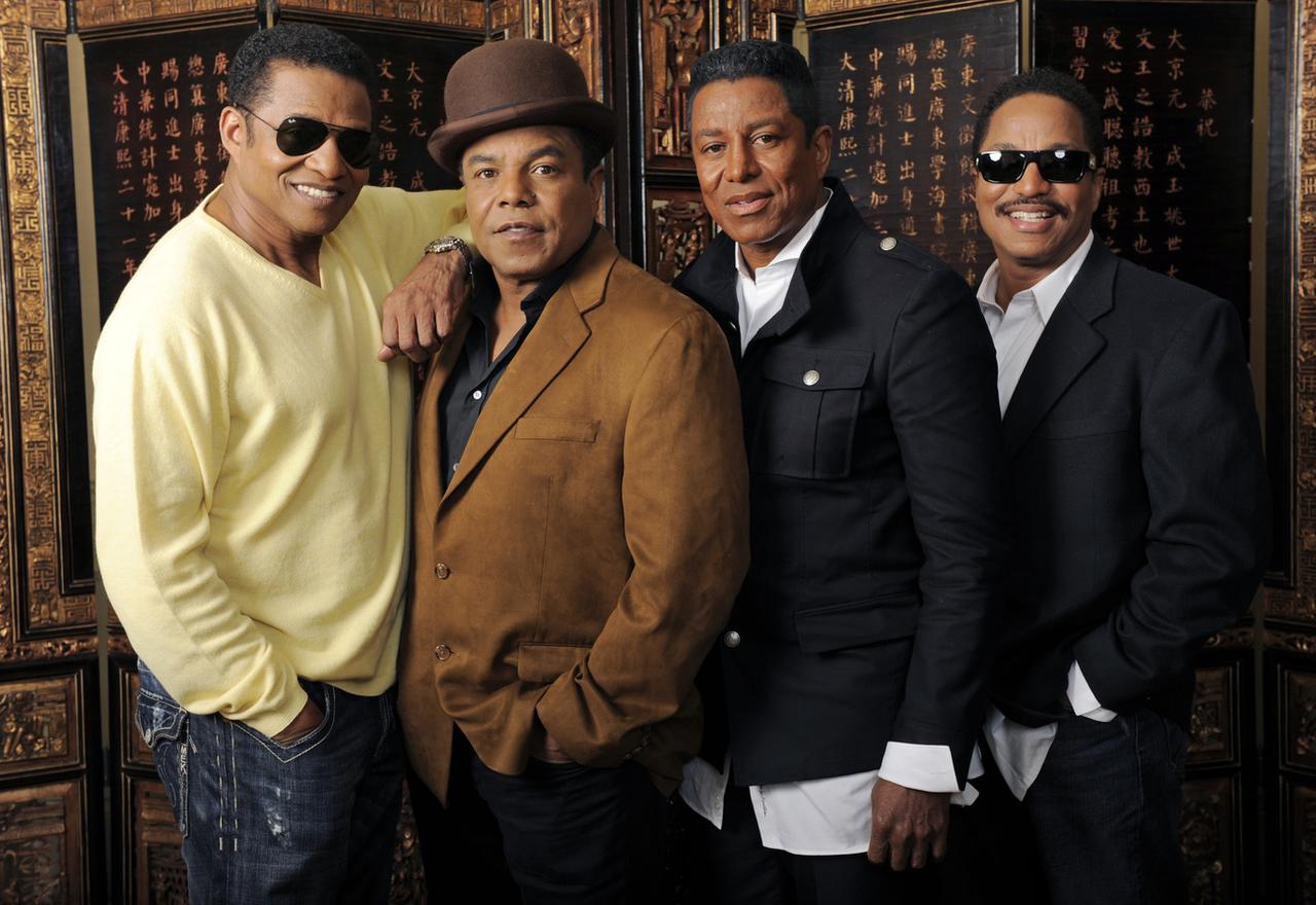 De gauche à droite, les frères Jackie Jackson, Tito Jackson, Jermaine Jackson et Marlon Jackson posent ensemble pour un portrait à Beverly Hills, en Californie, le 9 décembre 2009. [KEYSTONE - CHRIS PIZZELLO]