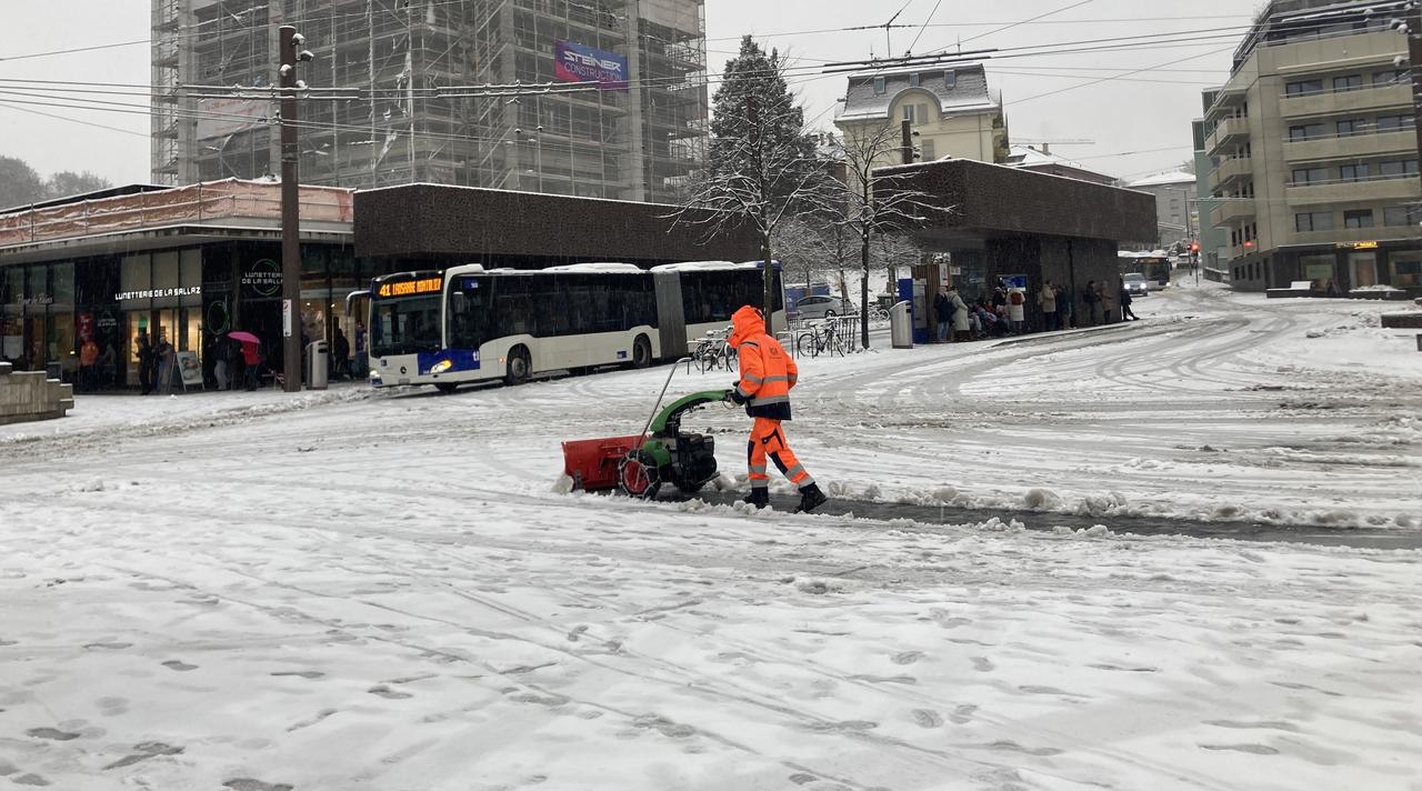 Un employé de la Ville déblaie la place de la Sallaz à Lausanne. [RTS]