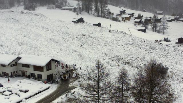 Vue aérienne d'une des deux avalanches qui a touché la région d'Evolène le 22 février 1999. [KEYSTONE - FABRICE COFFRINI]