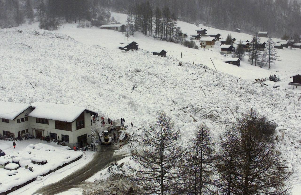 Vue aérienne d'une des deux avalanches qui a touché la région d'Evolène le 22 février 1999. [KEYSTONE - FABRICE COFFRINI]