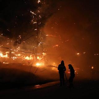 Un feu de forêt s'est déclaré samedi après-midi sur le mont Parnitha près d'Athènes. [Keystone/EPA]