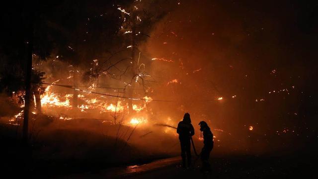 Un feu de forêt s'est déclaré samedi après-midi sur le mont Parnitha près d'Athènes. [Keystone/EPA]