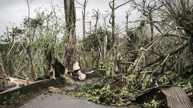 Des secouristes nettoyant une rue de l'archipel de Mayotte, après que le cyclone Chido ait frappé le territoire. [Securite Civile via AP/Keystone - UIISC7]