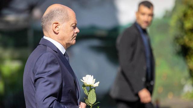 Olaf Scholz a qualifié d'acte de "terrorisme contre nous tous" l'attentat meurtrier de Solingen. [Keystone]