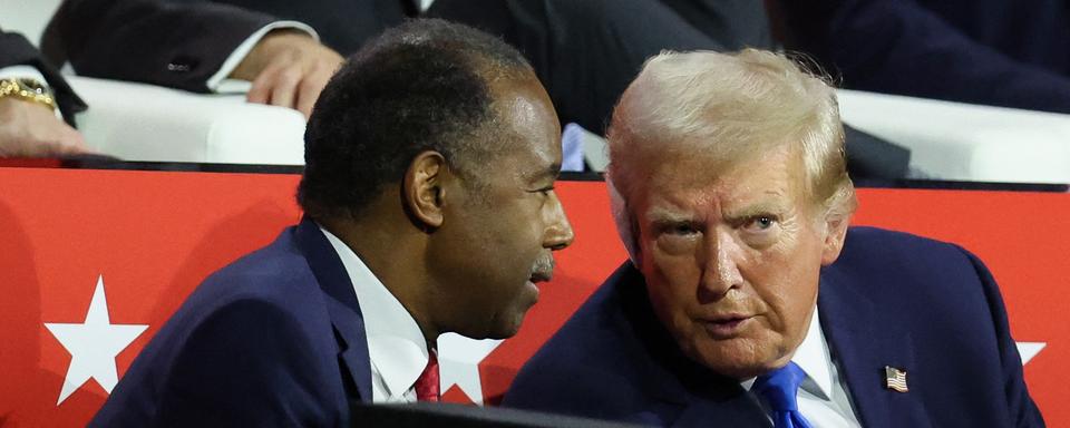 Ben Carson (à gauche) est un soutien fidèle de Donald Trump (à droite). [Reuters - Jeenah Moon]