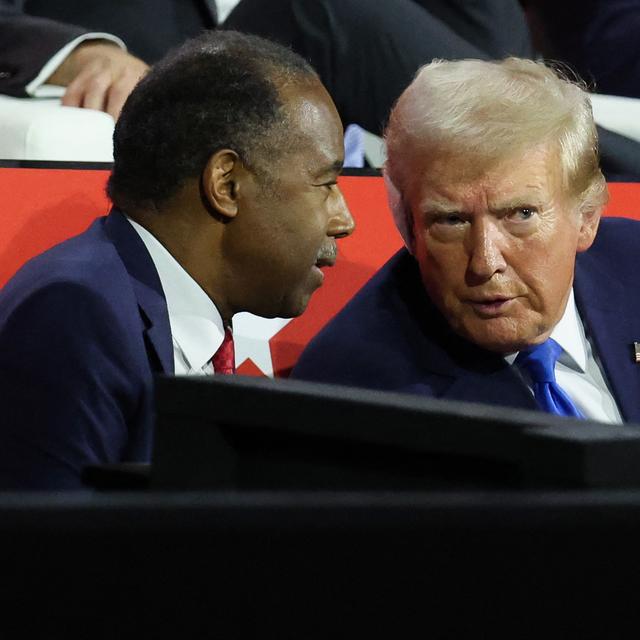 Ben Carson (à gauche) est un soutien fidèle de Donald Trump (à droite). [Reuters - Jeenah Moon]