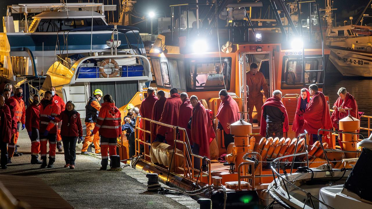 Les survivants du naufrage du cargo russe Ursa Major se trouvent sur le pont d'un navire de sauvetage maritime espagnol à leur arrivée au port de Carthagène, en Espagne, le 23 décembre 2024. [reuters - Jose Maria Rodriguez]