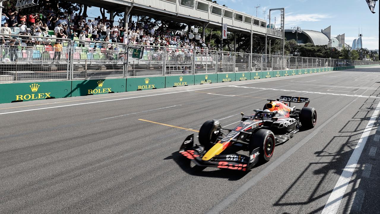 Max Verstappen, pilote néerlandais de Formule 1 de Red Bull Racing, franchit la ligne d'arrivée lors du Grand Prix d'Azerbaïdjan le 12 juin 2022. [Keystone - EPA/Hamad Mohammed / POOL]