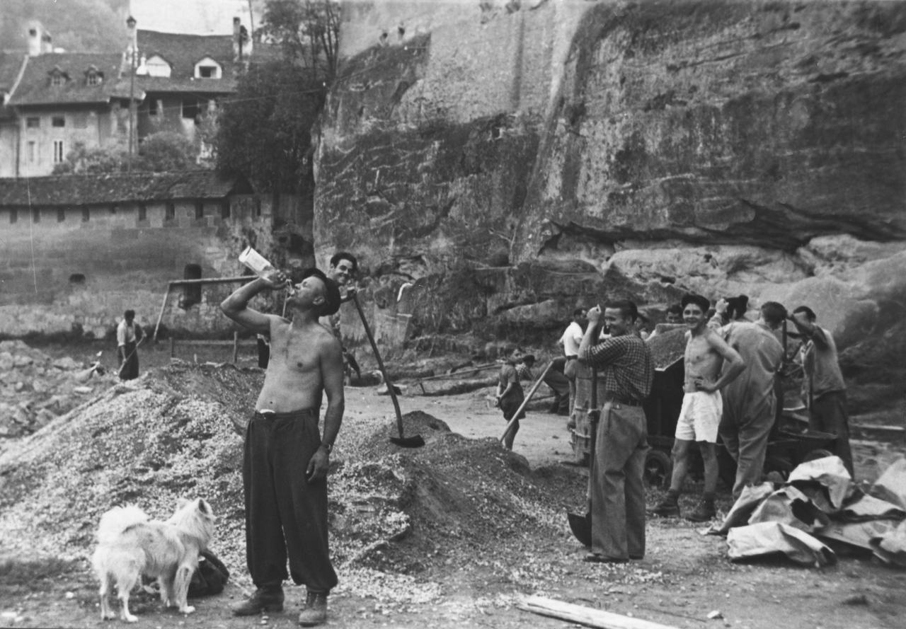 Construction de la patinoire des Augustins de Fribourg, première patinoire du HC Gottéron inaugurée en 1941 [BCU Fribourg / Fonds HC Fribourg-Gottéron]