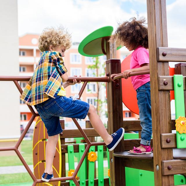 Comment réinventer l'espace public pour encourager l'indépendance et l'épanouissement des enfants? [Depositphotos - AllaSerebrina]