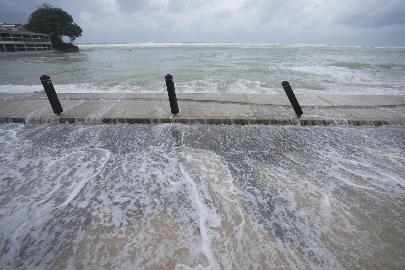 La mer inonde la rue après le passage de l'ouragan Beryl à St. Lawrence, à la Barbade, le 1er juillet 2024. [KEYSTONE - RICARDO MAZALAN]