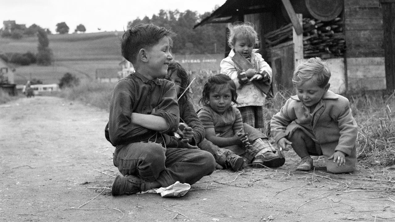 Des enfants de gens du voyage près de Zurich en 1958. [Keystone/Str]
