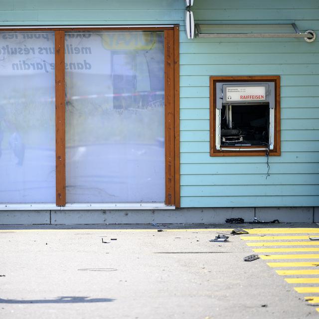 Un bancomat vandalisé à Cossonay. [Keystone - Laurent Gillieron]