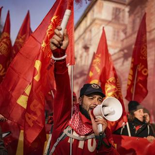 Des protestants lors de la grève générale italienne contre la loi de finance du gouvernement Meloni, le 29 novembre à Turin. [LaPresse via AP/Keystone - Marco Alpozzi]