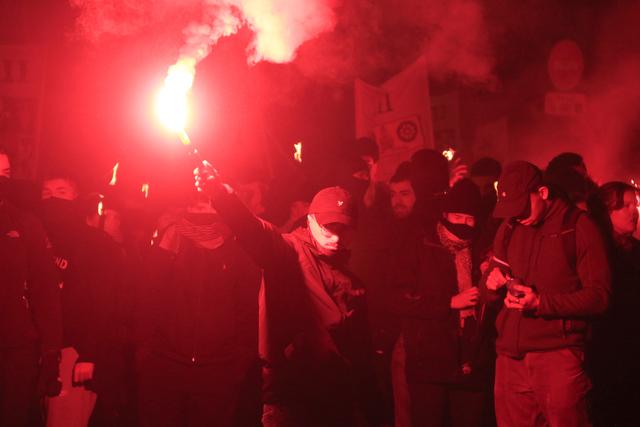 Les membres de Paris Fierté étaient généralement masqués lors de leur rassemblement. [AFP - Quentin de Groeve / Hans Lucas]