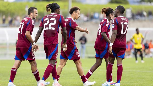 La joie des joueurs du Servette FC apres le but (0:4), lors du 1er tour de Coupe de Suisse entre le Signal FC Bernex-Confignon et le Servette FC ce dimanche, 18 aout 2024 au stade municipal de Bernex. [Keystone]