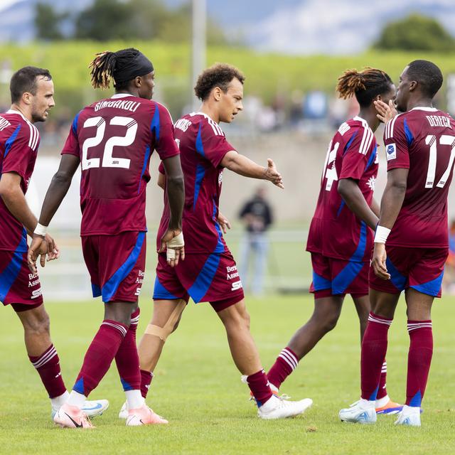 La joie des joueurs du Servette FC apres le but (0:4), lors du 1er tour de Coupe de Suisse entre le Signal FC Bernex-Confignon et le Servette FC ce dimanche, 18 aout 2024 au stade municipal de Bernex. [Keystone]