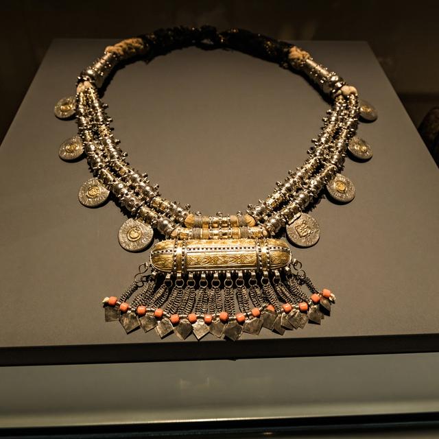 Exposition de bijoux traditionnels omanais au Musée national d'Oman, Muscat. [Depositphotos - ©Natalia.milko@gmail.com]