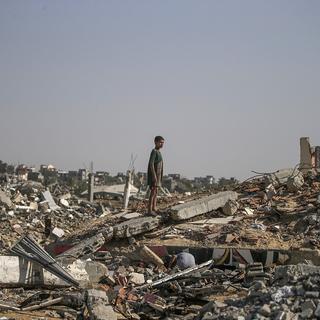 Un jeune garçon dans le camp détruit de Al Bureij, à Gaza. [EPA/ Keystone - Mohammed Saber]