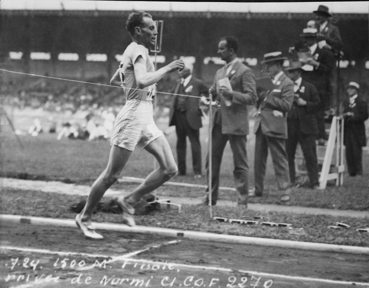 Paavo Nurmi remporte l'or sur 1'500 mètres. [CNOSF via AFP - ARCHIVES CNOSF]