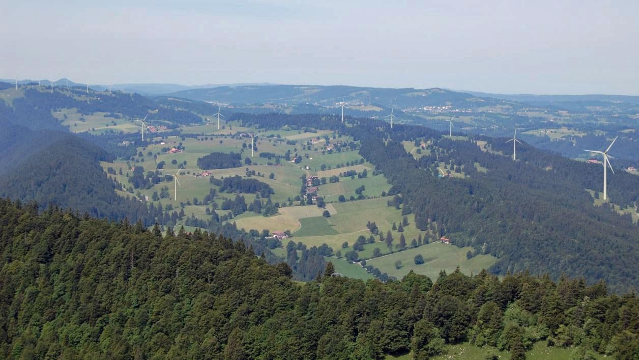 Photo-montage qui montre l'étendue du projet du parc éolien de la montagne de Buttes. [ne.ch]