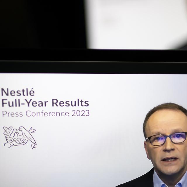 Le franc fort réduit les recettes de Nestlé qui accroît pourtant ses bénéfices en 2023. [keystone - Anthony Anex]