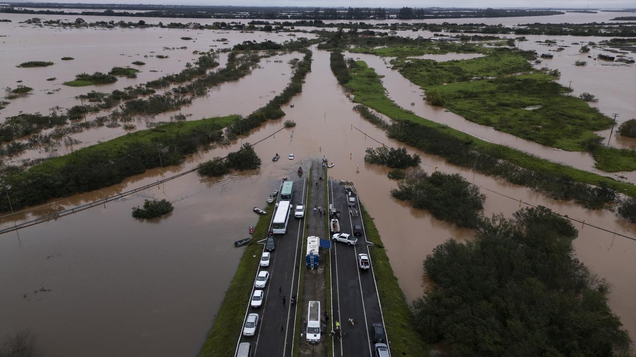 Inondation causée par le débordement de la rivière Jacui à la Praia de Paqueta. [KEYSTONE - ISAAC FONTANA]