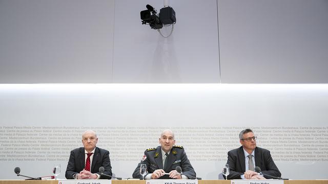 Thomas Suessli, chef de l'armée suisse, au centre, s'exprime aux côtés de Gerhard Jakob, chef des finances de la Défense et de Stefan Hofer, porte-parole de l'armée. [KEYSTONE - ANTHONY ANEX]