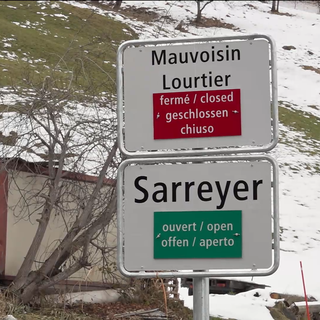 Sarreyer (VS) attend patiemment la construction d'un téléphérique provisoire. [RTS - Emilien Verdon]