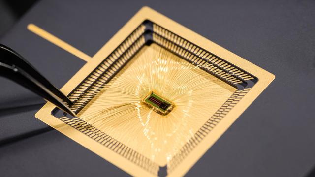 Des scientifiques de l'EPFL ont élaboré une interface cerveau-machine avancée, miniaturisée et de nouvelle génération. [2024 EPFL - Lundi13 - CC-BY-SA 4.0]