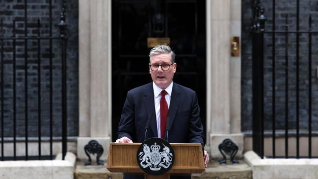 Le travailliste Keir Starmer prononce son premier discours en tant que Premier ministre britannique devant le 10 Downing Street à Londres, le 5 juillet 2024. [EPA/Keystone - Andy Rain]